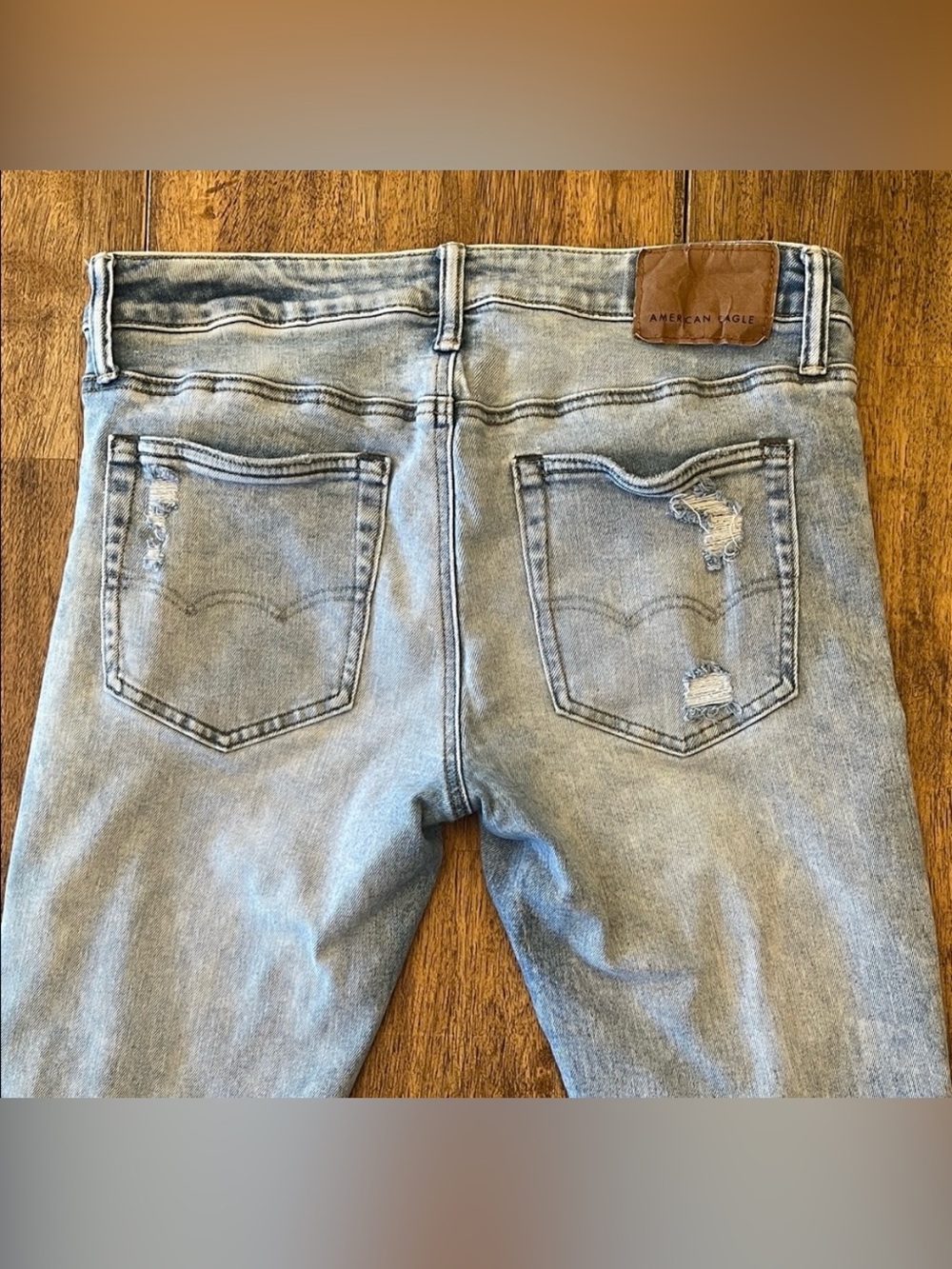 Men's AEO Light Wash Relaxed Jeans - Picture 11 of 14